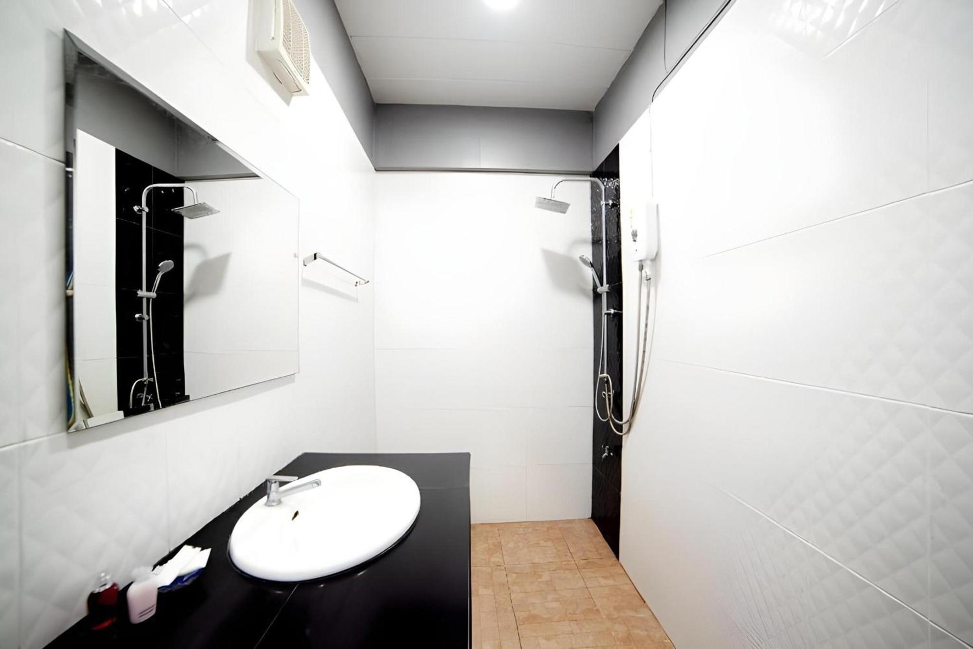פרה נאקון סי איוטאיה Oyo 465 Krung Kao Traveller Lodge מראה חיצוני תמונה
